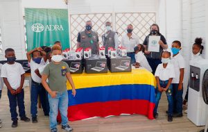 ADRA dona computadoras a escuelas locales en las islas colombianas